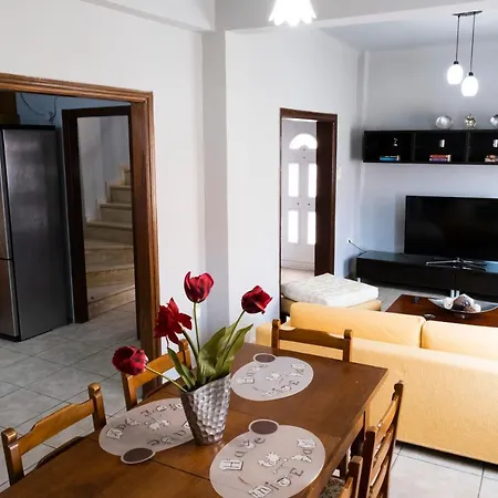 House 8 * Ερμούπολη